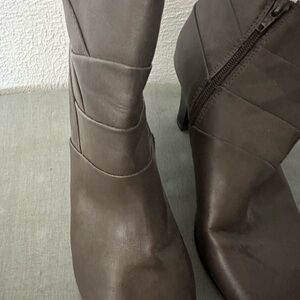Elegant Brown Women's Boots
